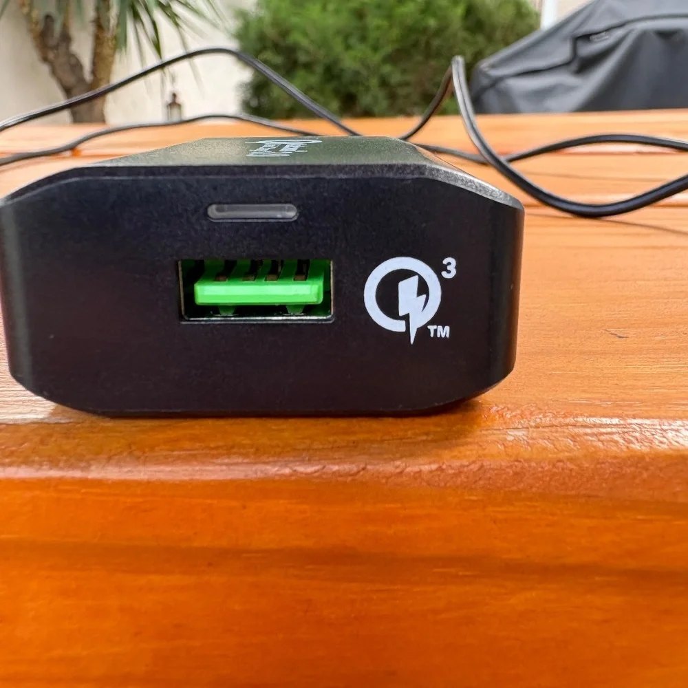 TYLT Wireless Fast Charge Pad QIFAST1COIL & Qualcomm Quick Charge 3.0 with Cord